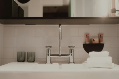 Chroom maakt een verrassende comeback in de badkamer